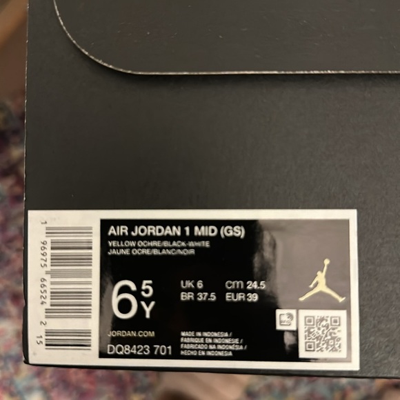 TODAY SALE ONLY - Air Jordans 1  mid, GS 6 1/2 boys - Picture 8 of 11
